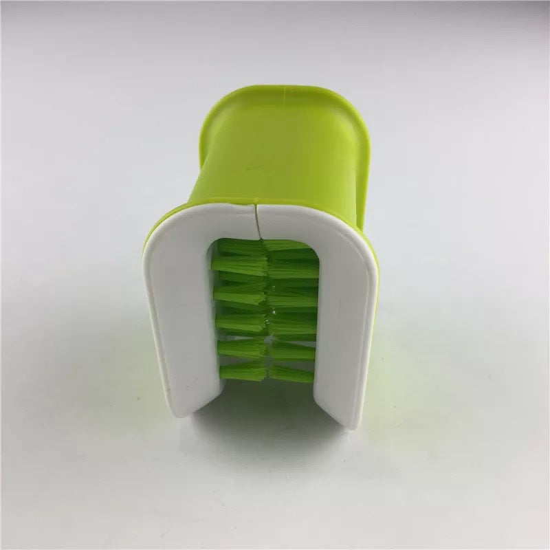 Cutlery brush designed to reduce direct blade contact