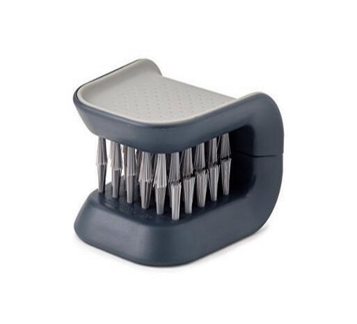 U-shaped brush cleaning both sides of a utensil