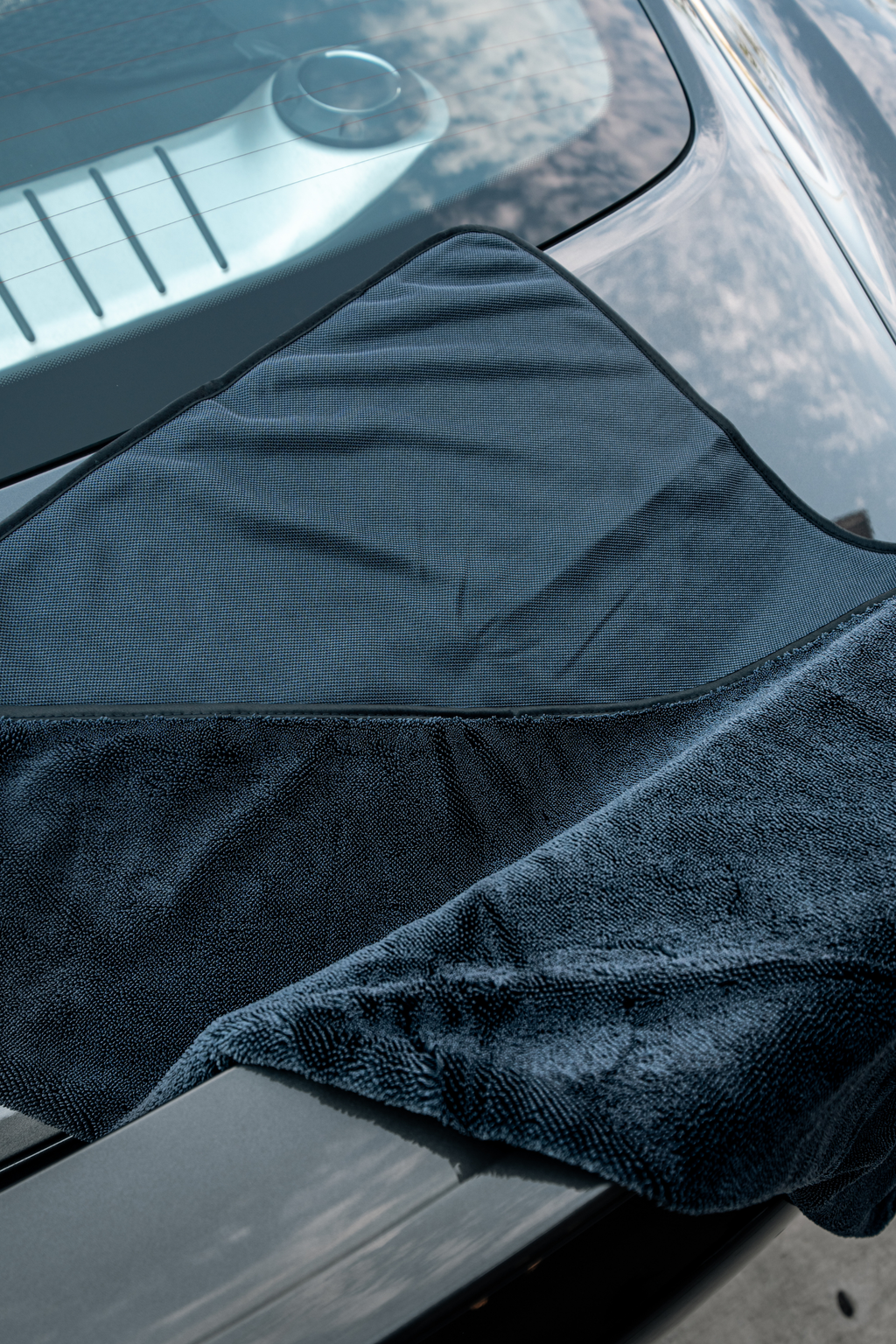 One-sided twisted-loop design of the BLACKLINE drying towel